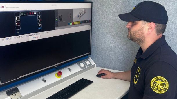 Новий голова ДМС — Орест Мандзій: що відомо про колишнього детектива НАБУ Працівник Державної митної служби України в уніформі переглядає зображення рентгенографічного сканера під час митного контролю вантажів