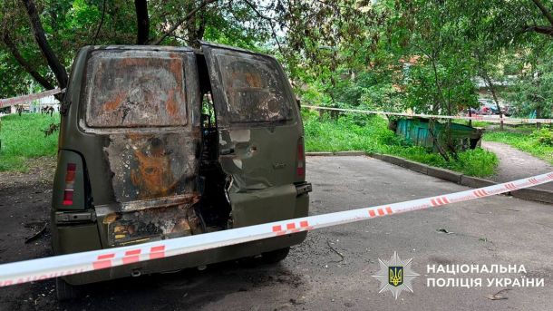 Порятунок Агати: у Києві витягли з колодязя собаку, яка тікала від обстрілу Порятунок Агати: у Києві витягли з колодязя собаку, яка тікала від обстрілу