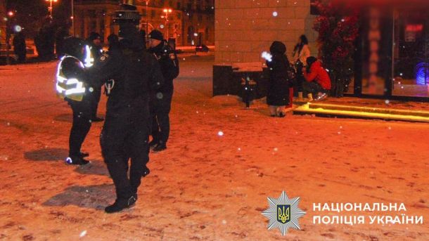 У Києві засудили чоловіка, що маскував наркотики під чохли для телефонів Правоохоронці на місці подій