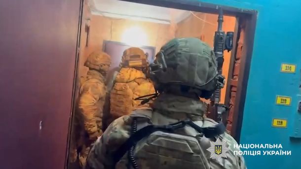 У Соломʼянському районі під час пожежі врятували жінку Бійці спецпідрозділу КОРД Національної поліції Київської області під час затримання підозрюваних