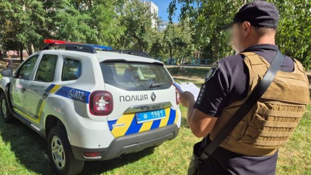 У Білій Церкві чоловік задушив знайому заради 400 гривень і ювелірки Поліцейський у бронежилеті поруч із патрульним автомобілем