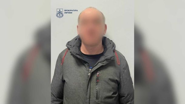 ДТП на Червоної Калини: Audi виїхав на зустрічну і врізався у вантажівку Чоловік у сірій куртці з розмитим обличчям — підозрюваний у пограбуванні в Обухові на Київщині