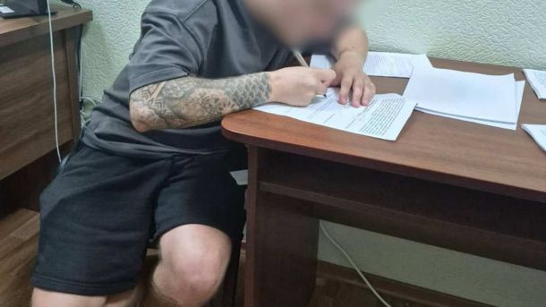 Чотирьом киянам повідомили підозру за продаж 3000 авто під виглядом допомоги ЗСУ Автомобілі на автомайданчику в Києві — понад 3000 авто ввезли під виглядом гуманітарної допомоги для ЗСУ