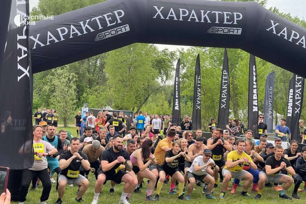 У Києві провели благодійний забіг до річниці «Азову» на підтримку військових Благодійний забіг із перешкодами до Дня народження "Азову". Фото: Суспільне новини / Марія Денисенко