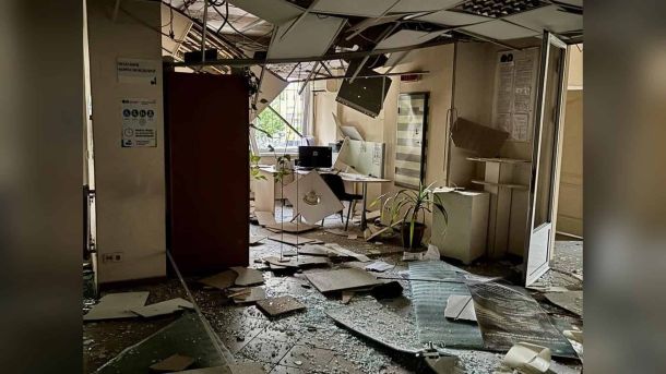 Атака 24 травня: постраждалих у Києві вже 86, серед них 3 дитини Пошкоджений кабінет у будівлі київської податкової служби — зруйнована стеля, вибиті вікна, уламки після атаки 2 червня 2026 року