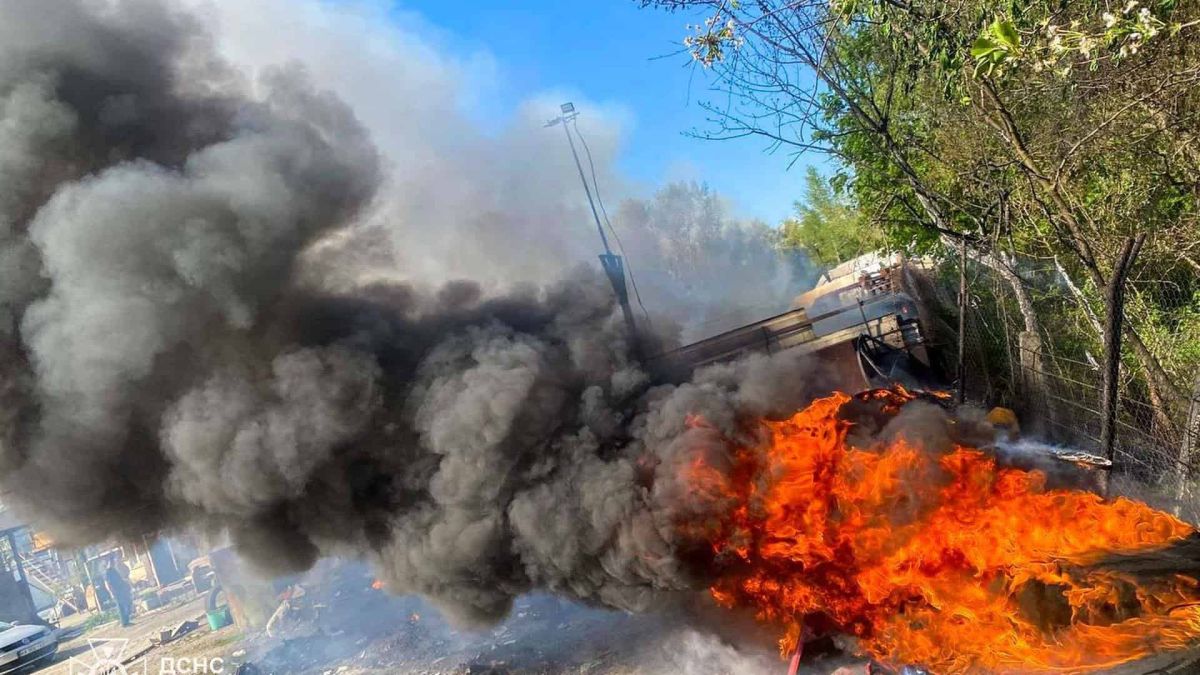 Пожежа на Закревського у Деснянському: горіли шини і сміття Пожежа на Закревського у Деснянському: горіли шини і сміття