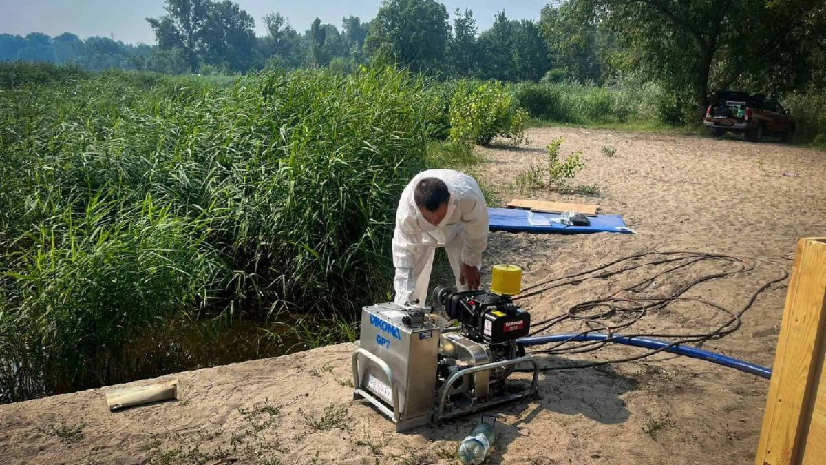 Рятувальники зачищають озеро в Оболоні від нафти після обстрілу Рятувальники ДСНС Київщини встановлюють бонові загородження на озері в Оболонському районі після забруднення нафтопродуктами внаслідок російського обс