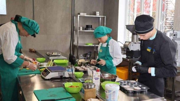 У Верховній Раді зареєстрували законопроєкт про заборону гаджетів на уроках Троє кухарів у зеленій та чорній формі працюють на кухні