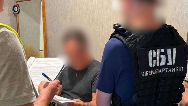 У Києві викрили підпільні офіси з підробки медичних довідок Чоловік у Києві пропонував за 8700 доларів внести фіктивні дані про третю дитину до реєстрів Мін'юсту, «Дія» та «Резерв+»
