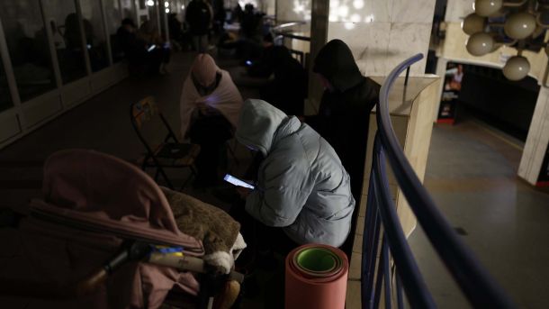 Річки Київщини почали звільнятися від льоду: огляд гідропостів Люди з дітьми ховаються в метро-бомбосховищі — ілюстрація до повернення 31 укриття громаді Славутича судовим рішенням