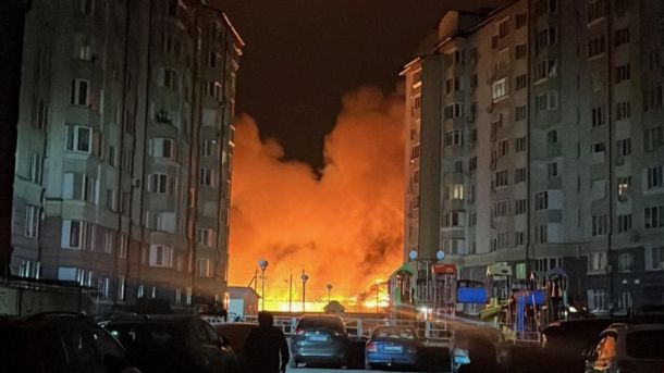 ЧАЕС втратила захист від радіації після удару дрона — МАГАТЕ Пожежа посеред багатоповерхівок після російського обстрілу