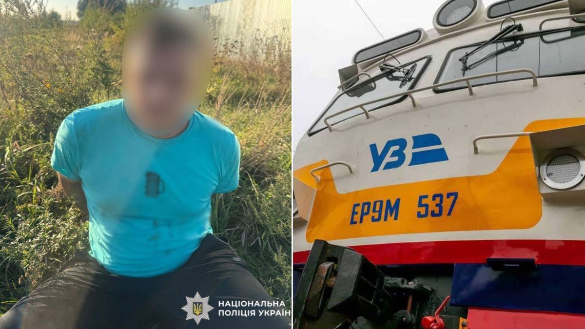 На Київщині п'яний пасажир електрички поранив чоловіка ножем: йому загрожує до 8 років Затриманий чоловік у блакитній футболці сидить на землі, поруч фото локомотива Укрзалізниці