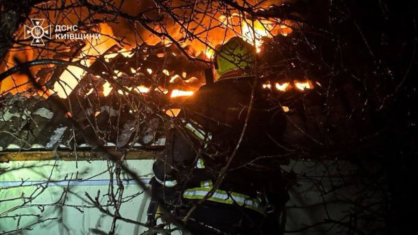 70 ракет і 450 дронів: удар по енергооб'єктах у 8 областях України Пожежник на тлі палаючого будинку