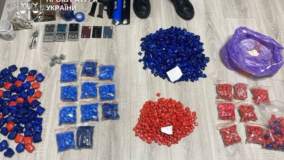 Понад 1 кг наркотиків: у Києві судитимуть пару за збут психотропних речовин У Києві судитимуть співмешканців за понад 1 кг наркотиків