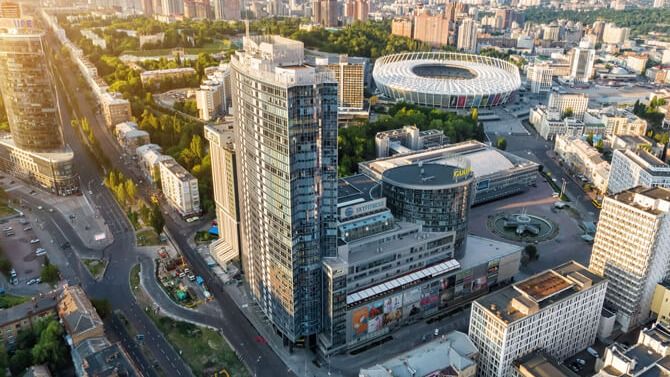 Тендер на управління ТРЦ Gulliver у Києві намагаються заблокувати вдруге — АРМА Панорама Києва з сучасним торговим центром та стадіоном