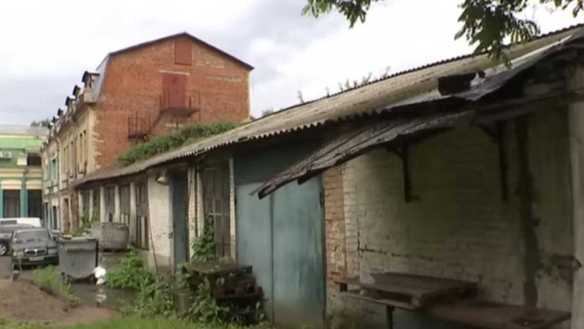 Поділ: ділки продали неіснуючий будинок за реальні гроші Зруйнований житловий будинок у Києві під час війни, погане стан та руйнування.