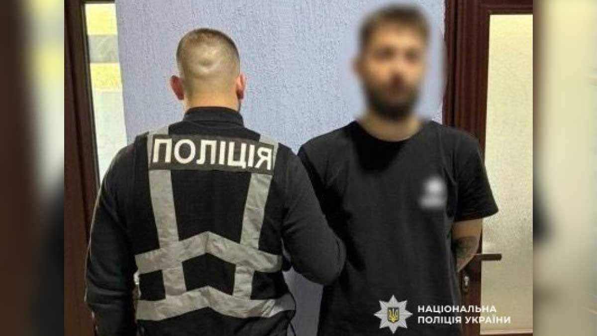 У Києві чоловік «поховав» матір, щоб виманити 160 тисяч у співмешканки На світлині поліцейський і затриманий чоловік із заблюреним обличчям