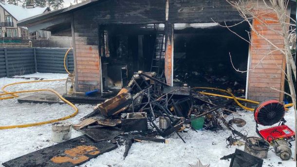 Пожежа в Бобриці забрала життя 79-річної жінки Знищена вогнем будівля