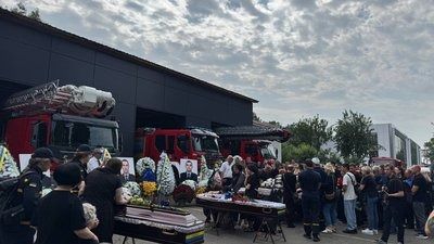 У Києві прощаються з рятувальниками, загиблими під час повторного вибуху після атаки РФ У Києві прощаються з рятувальниками, загиблими під час повторного вибуху після атаки РФ