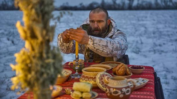 ЗСУ знищили 860 окупантів і 600 дронів за добу Військовий за святковим столом з нагоди Різдва на полі, що покрите снігом