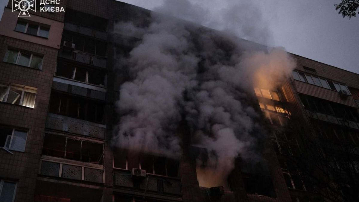 Росія вбила 5 людей у Києві та 5 рятувальників у Харкові: 611 дронів і 70 ракет Наслідки масованого ракетно-дронового удару по Києву: пошкоджені будівлі та Лавра, четверо загиблих
