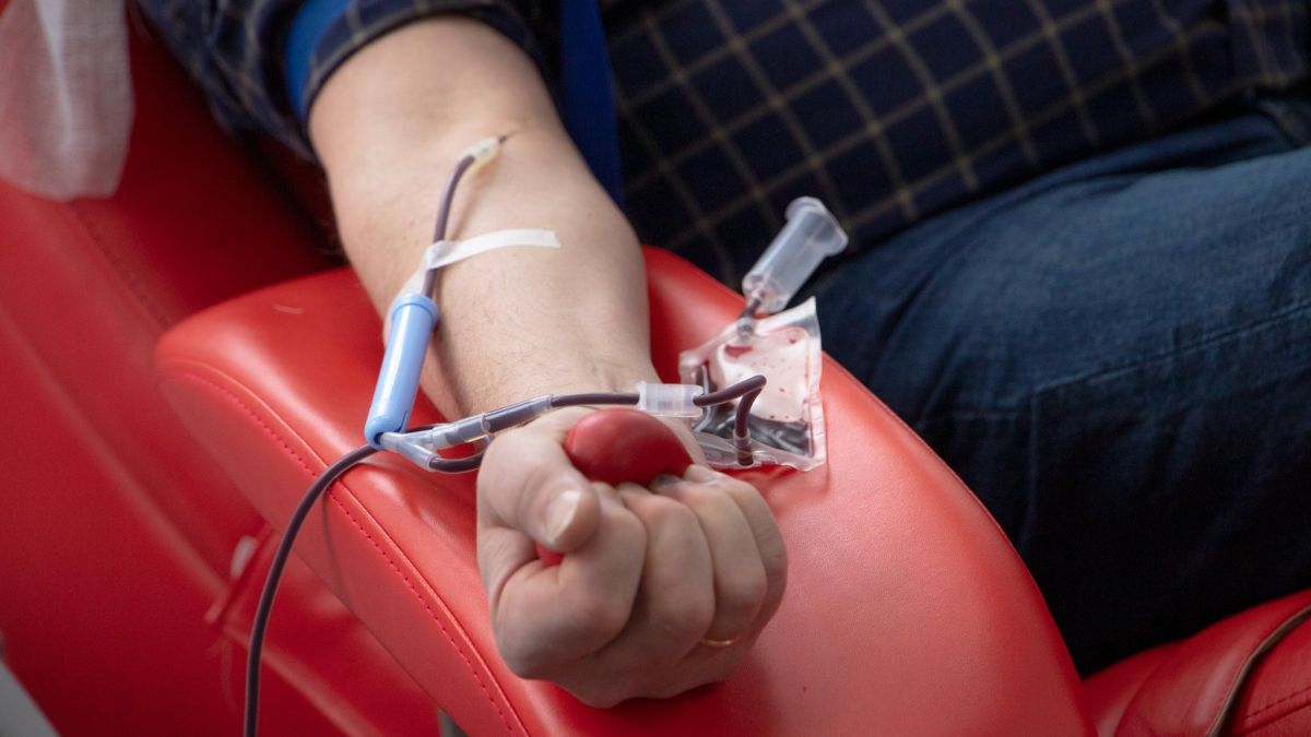 У Києві 17 вересня проведуть День донора під гаслом «Здай кров — врятуй життя» Сидяча людина стискає гумову грушу під час процедури здачі крові