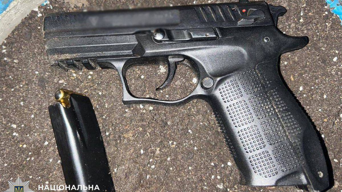 Стрілянина на Драгоманова в Дарниці: затримали 33-річного стрілка з травматом Вилучений пістолет для гумових куль — знаряддя стрілянини на вулиці Драгоманова в Дарницькому районі Києва