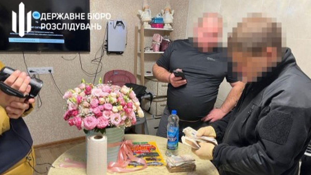 Офіцер змушував бійців готувати шаурму: ДБР відкрило справу Троє чоловіків, двоє з них працівники ДБР у кімнаті біля стола рахують гроші. Обличчя заблюрені, один з чоловіків з камерою в руках