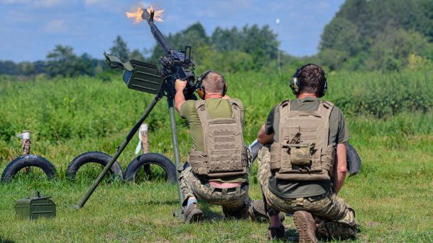 4 роки в полоні: у Києві нагадали про 700 захисників Азову Військовий зенітник стріляє з зенітної установки по повітряній цілі