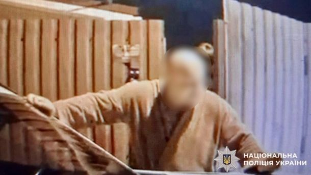 У Солом'янському районі уламки російського БпЛА влучили в житлову 15-поверхівку Підозрюваний із заблюреним обличчям