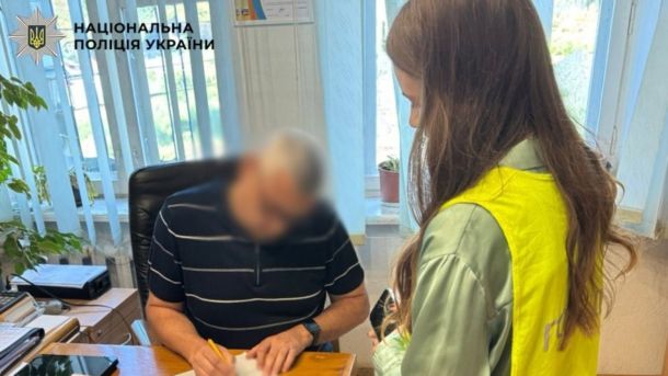 Начальниця служби у справах дітей в Києві отримала підозру за недбалість Підозрюваний начальник КП ШЕУ підписує документ