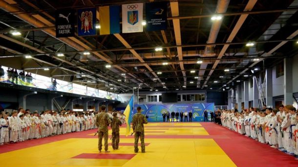Боксери Київщини виграли бронзу та золото на BOXAM Elite в Іспанії Великий зал, з двох боків якого стоїть велика кількість юних спортсменів
