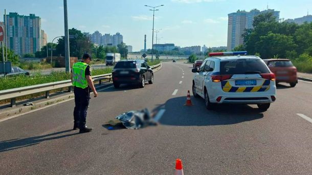 На Оболоні мотоцикліст збив пішохода: чоловік загинув на місці Місце смертельної ДТП на перетині вулиці Сім'ї Кульженків та Великої кільцевої дороги в Оболонському районі Києва