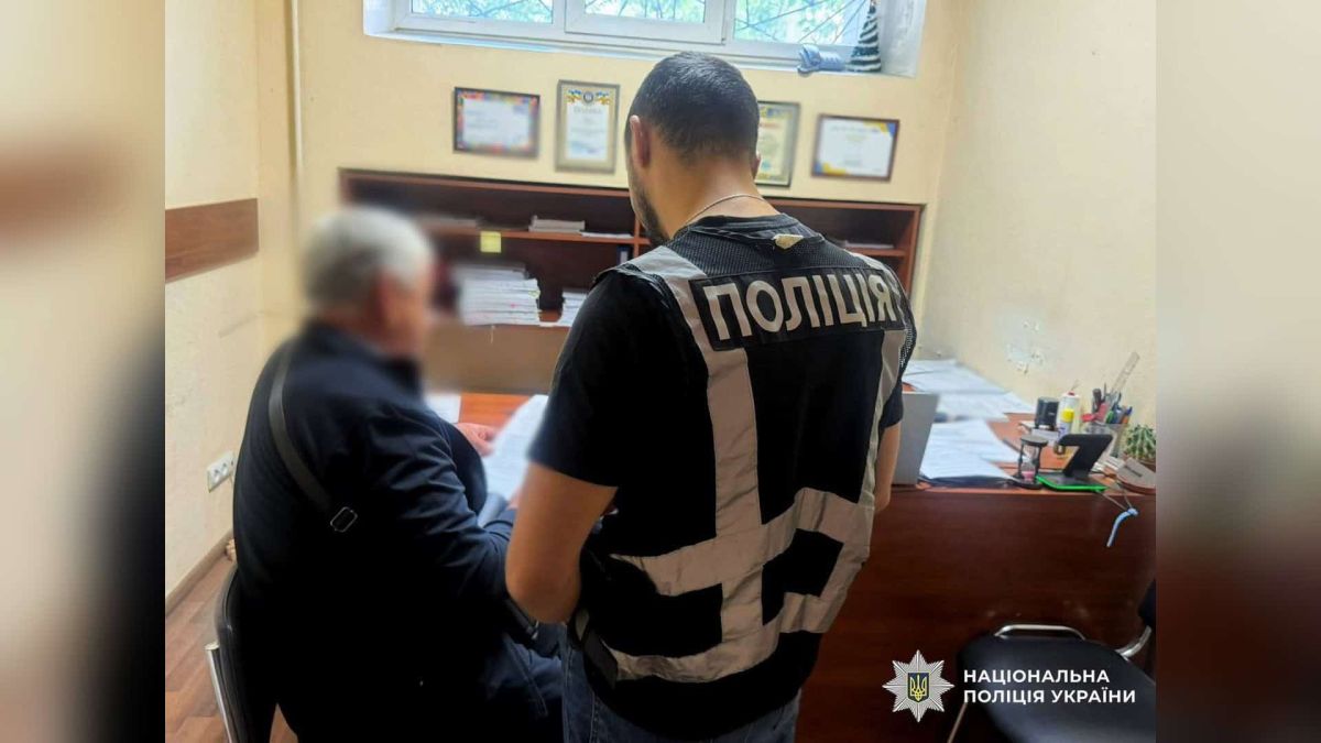 Бригадира КП УЗН у Деснянському р-ні підозрюють у порушенні безпеки праці Поліцейські Києва повідомили про підозру бригадиру КП УЗН Деснянського р-ну після падіння озеленювача з дерев'яної конструкції
