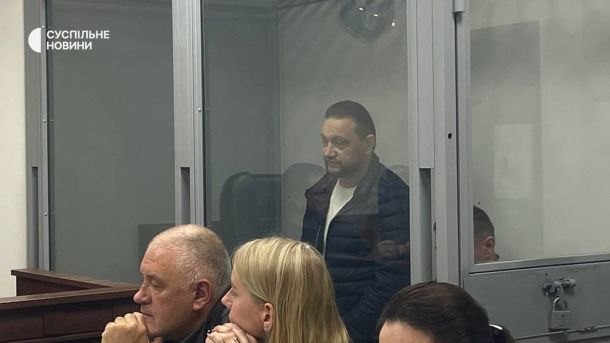 Суд Києва відхилив позов прокуратури про виселення «Нової пошти» з гуртожитку КНУ Судова зала, двоє підозрюваних у скляній камері