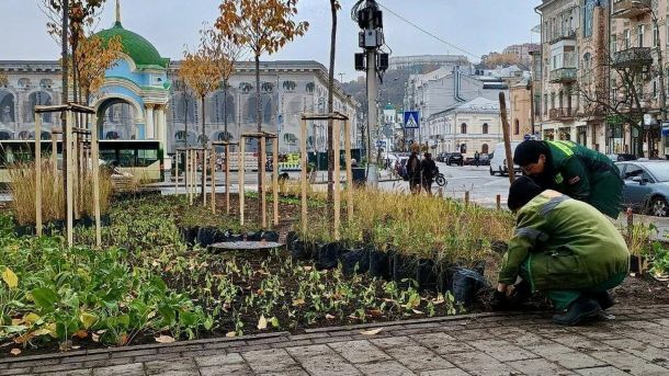 Профілактичні бесіди та протоколи: у Києві поліція бореться з паркуванням на місцях для людей з інвалідністю Садівники висаджують клумбу на Контрактовій площі