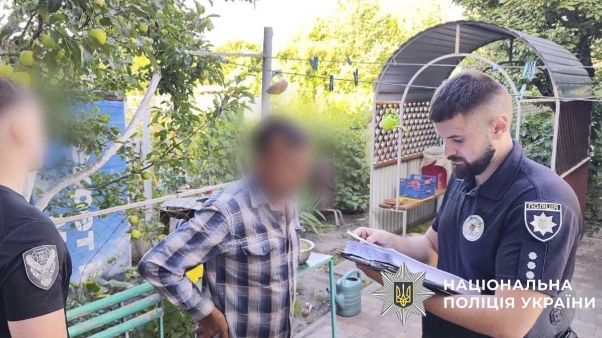 Незаконний видобуток піску з Десни: трьох членів екіпажу судна судитимуть за збитки у понад 6 мільйонів Незаконний видобуток піску з Десни: трьох членів екіпажу судна судитимуть за збитки у понад 6 мільйонів