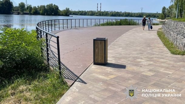 Патрульна поліція спростувала фейк про штрафні бали для водіїв Металічна огорожа в парку на Дніпровській набережній