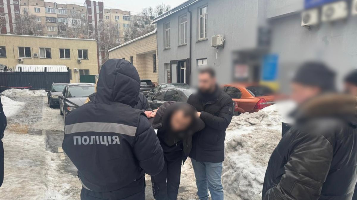 Киянин вимагав $37 тисяч за вплив на ТЦК та суд Підозрюваному заламали руки під час затримання