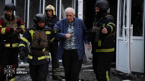 Поліція перевіряє недопуск студентів до укриття під час тривоги Рятувальники ДСНС виводять літнього чоловіка з пошкодженої будівлі повз розбиті скляні двері після пожежі