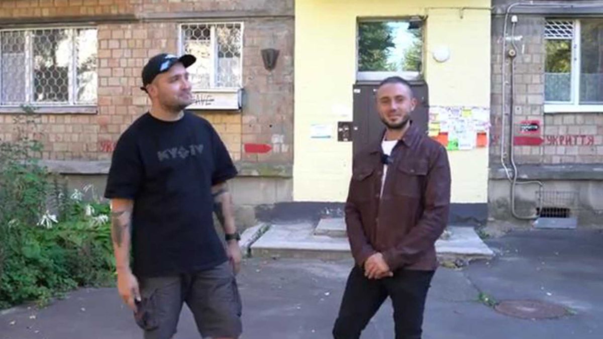 Тополя показав підвал школи, де були перші репетиції гурту «Антитіла» Співак Тарас Тополя і києвознавець Кирило Степанець