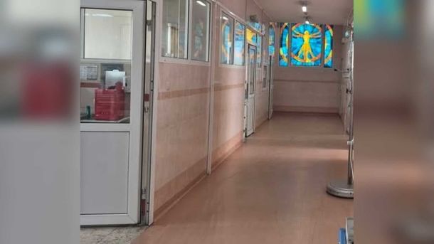 Ліквідація наслідків атаки у Києві 7 вересня: Святошинський і Дарницький райони відновлюють житло Світлий коридор Київської лікарні швидкої медичної допомоги з вітражем «Вітрувіанська людина» в кінці та кабінетами вздовж стіни