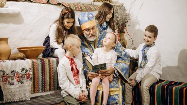 У Музеї історії Києва презентували унікальні світлини столиці 1850–1930 років Святий Миколай сидить в оточенні діток на лавочці в старовинній хаті
