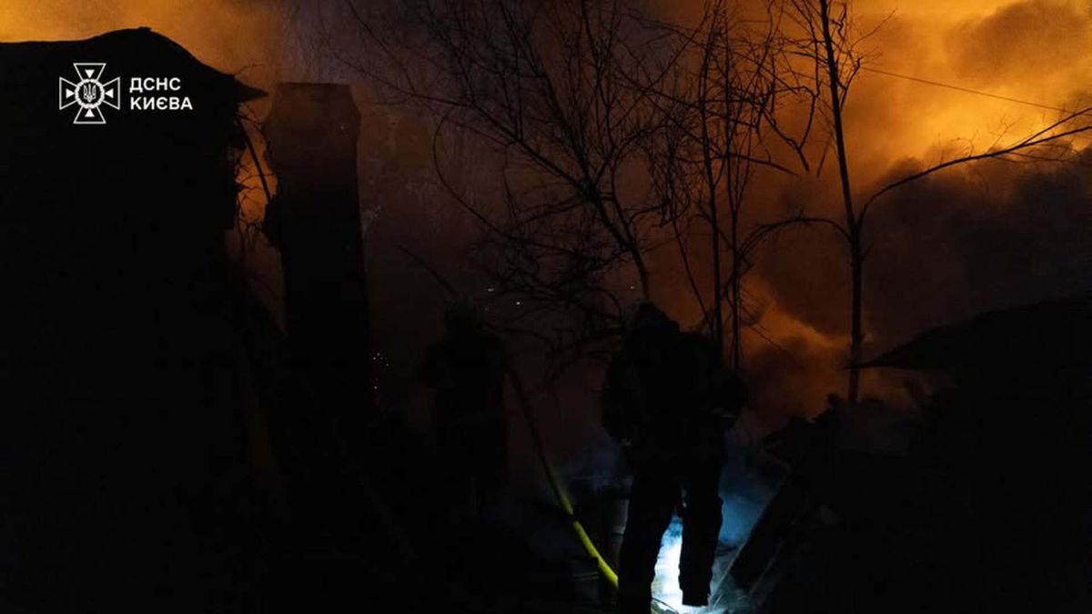 Пожежа в Пущі на вулиці Юнкерова: вогонь охопив три будинки Рятувальники ДСНС Києва гасять пожежу у приватних будинках на вулиці Миколи Юнкерова в Пущі-Водиці вночі