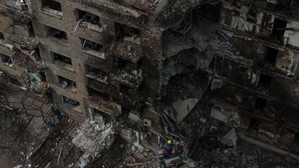 Росіяни вдарили по пожежній частині в Києві: рятувальники не постраждали Рятувальники ДСНС працюють на місці руйнувань після масованої атаки Росії на Київ 25 травня 2026 року