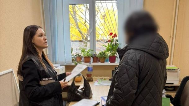 1,77 проміле: у Києві судять експрацівника прокуратури за смертельний наїзд на жінку Поліцейська повідомляє про підозру бухгалтерці управління освіти Дарницької РДА