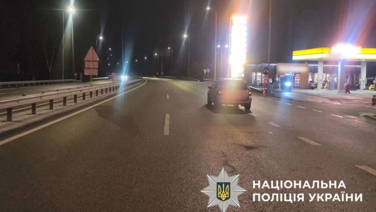ДТП на трасі Київ–Знам'янка: 45-річну жінку збила водійка Peugeot Нічна дорога на трасі Київ–Знам'янка поблизу Підгірців, де 49-річна водійка Peugeot збила 45-річну жінку-пішохода
