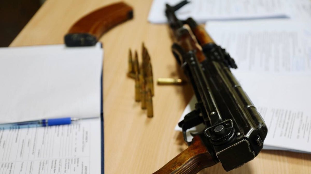 Понад 1300 киян добровільно задекларували зброю: процедура займає лічені години Автомат і набої до нього