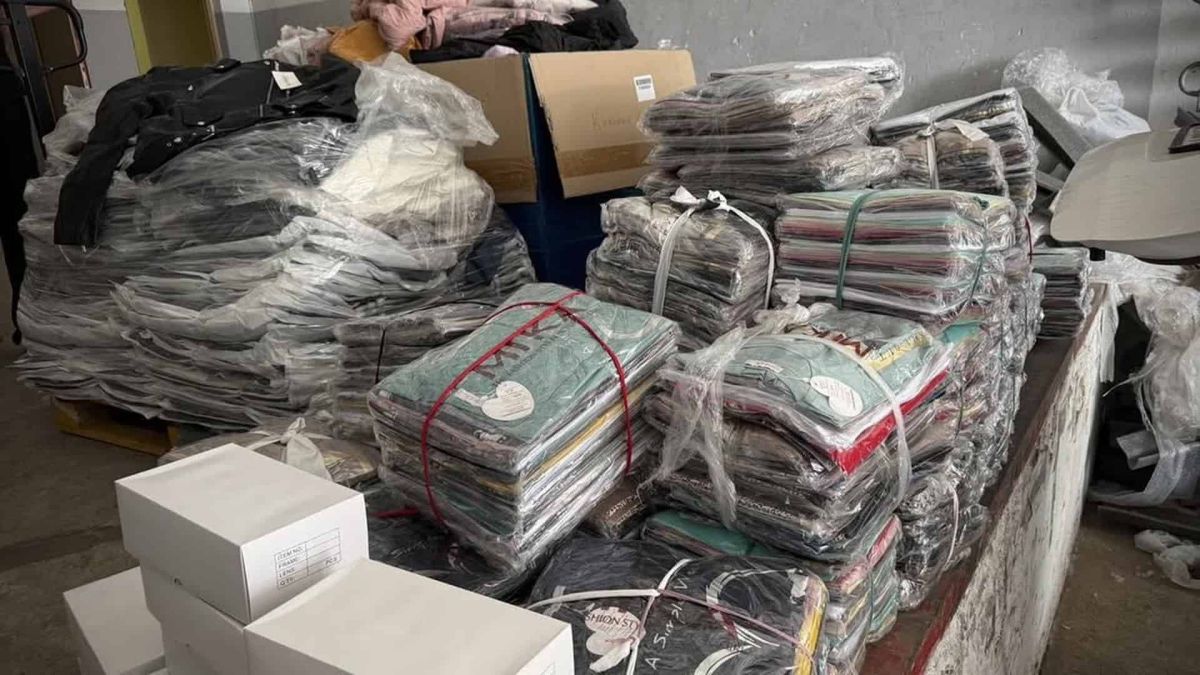 Київська митниця передала конфіскований одяг дітям на Сумщині Запаковані стоси конфіскованого одягу й взуття на складі, які Київська митниця передала спецшколі на Сумщині