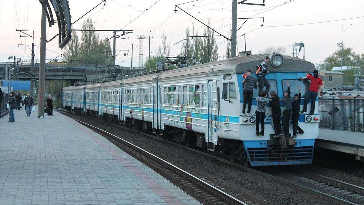Зачепери під напругою — у Києві стрімко зростає смертельно небезпечна розвага підлітки зачепились за вагон поїзда